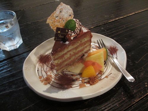 旬のくだものがたくさん乗ったケーキ