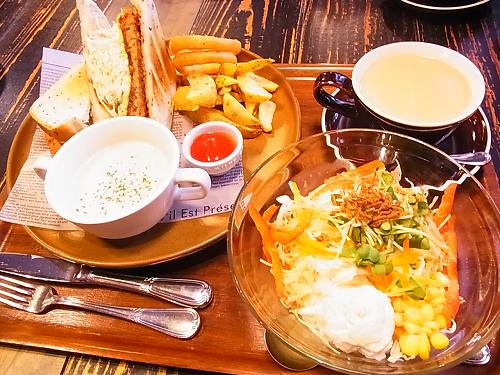 ボリュームのある日替わりサンドイッチのセット