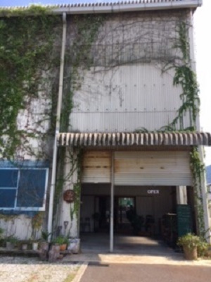 zakka カガラカンの外観。もと鉄工所だった倉庫の店構え