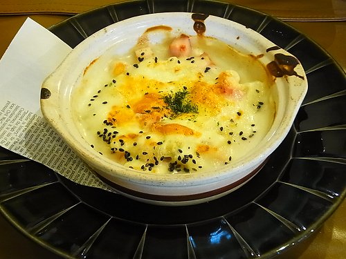 カフェジジの日替わりランチのグラタン。黒い皿にのった耐熱皿