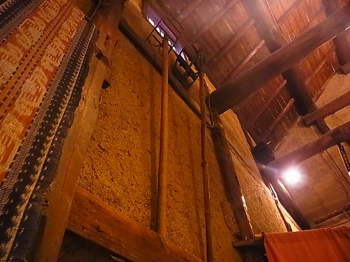 店内を見上げたところ。太い梁がむき出しになり、土壁と板張りの天井が高く続いている